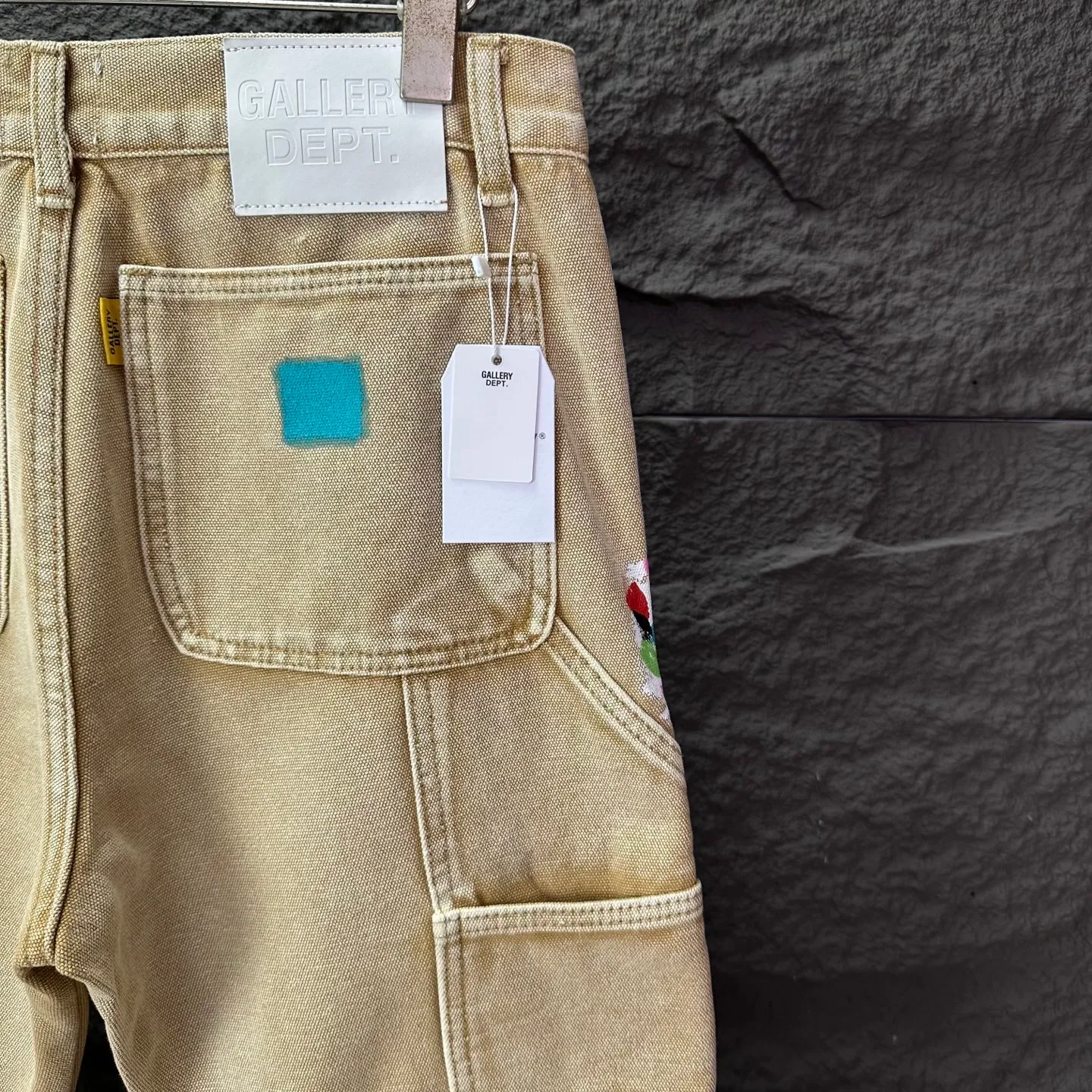 P250 GALLERY DEPT. & Croixin co-branded 2025 new splash-ink hand-painted splicing multi-pocket couple style loose washed micro-flared jeans 🔥High version🔥High version🔥 Top ceiling quality Styles with different washed textures are very friendly to people with thin legs and thick legs. The micro-flared version is very flattering. Moderate length that never goes out of style, easy to match with casually, basic styling for various styles, a must-have in the wardrobe! The fabric is stiff but also makes the upper body soft without losing texture. The washing process is even more perfect. It is a must-have item for everyone! ! ! Washed wheat, hang tag, pants label, complete with three labels Color: khaki Size: 28, 30, 32, 34, 36 (five sizes)